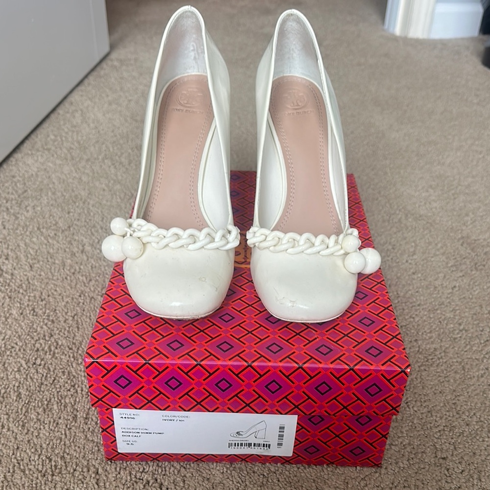 Elegant White Pumps with Chain Detail